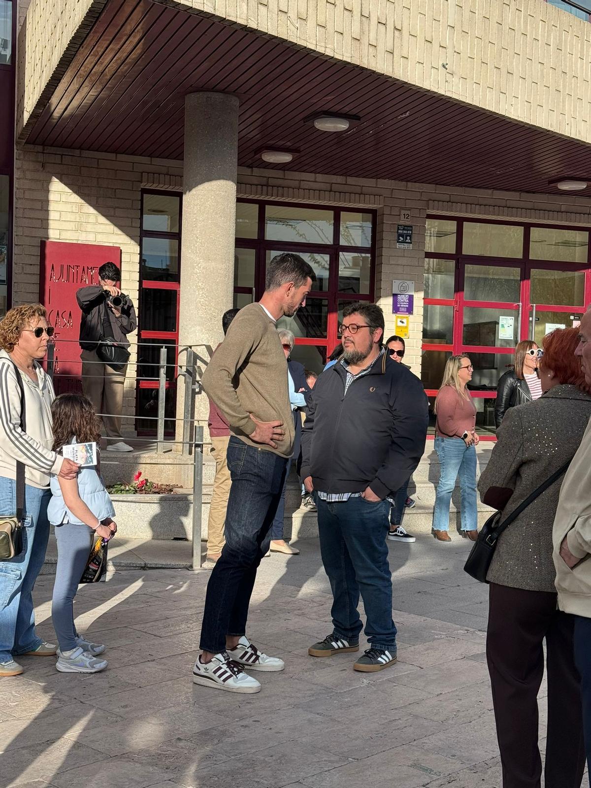 El atleta con el alcalde, Àlex Ruiz, en un momento del homenaje en Bellreguard
