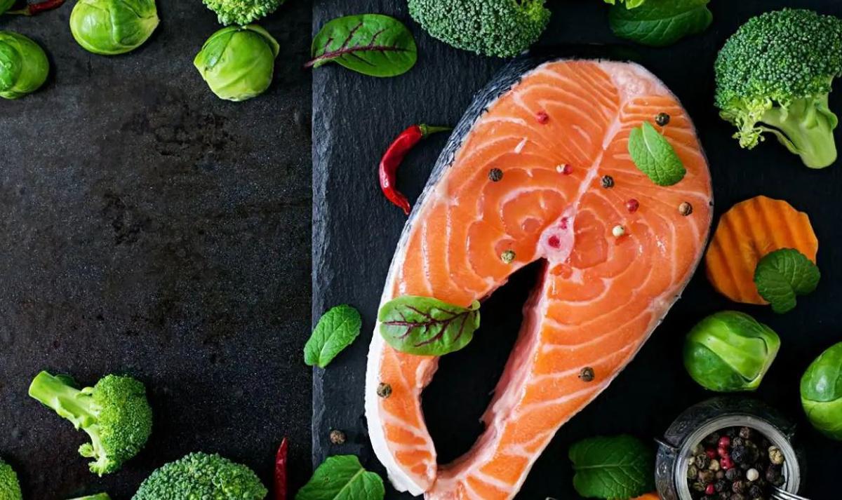 Los ácidos grasos omega-3, presentes en pescados grasos como el salmón, tienen propiedades antiinflamatorias.