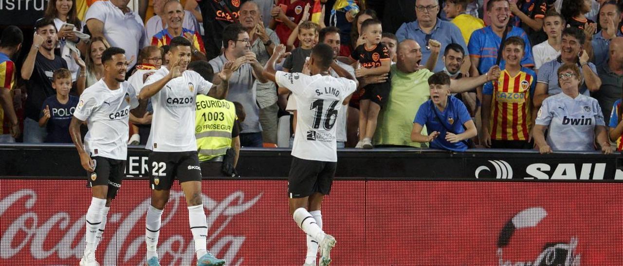 El Valencia celebra uno de sus goles al Celta.
