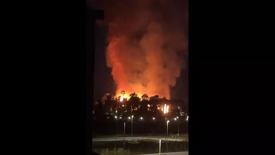 Un incendio en la antigua discoteca Bambú de Carcaixent desata la alarma con grandes llamas