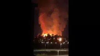 Un incendio en la antigua discoteca Bambú de Carcaixent desata la alarma con grandes llamas