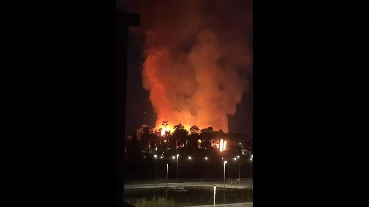 Un incendio en la antigua discoteca Bambú de Carcaixent desata la alarma con grandes llamas