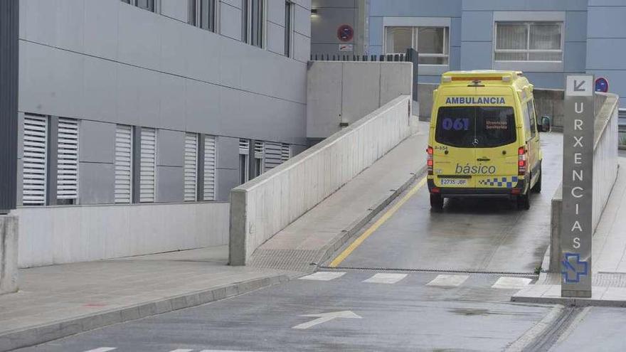 Una ambulancia llega al servicio de urgencias del Hospital de A Coruña.