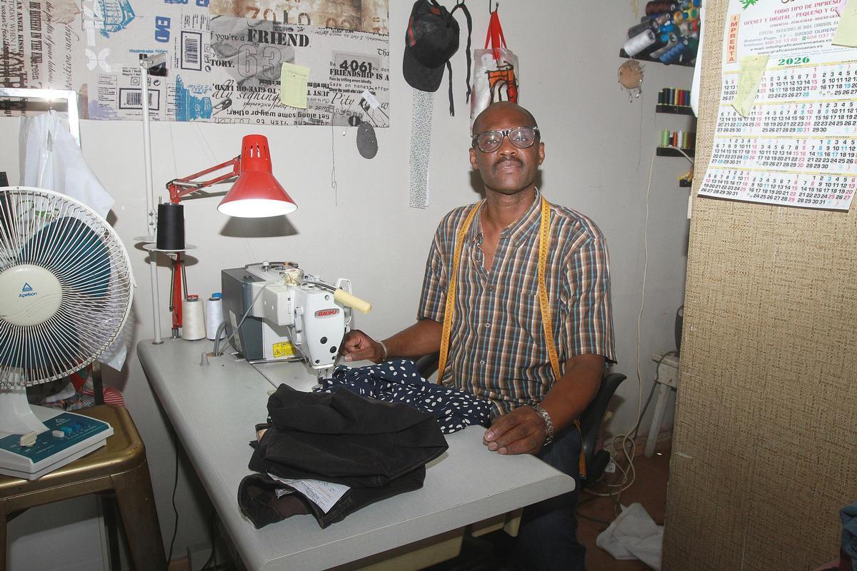 El Sastre Ousseynou Gueye, con su máquina de coser.