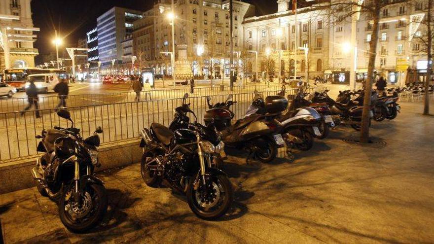 Zaragoza suma ya 2.000 plazas de motos para sacarlas de las aceras