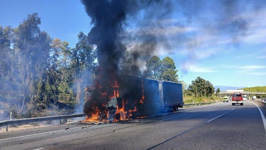 Un tràiler carregat de marbre s’incendia i obliga a tallar momentàniament l'AP-7 a Bàscara