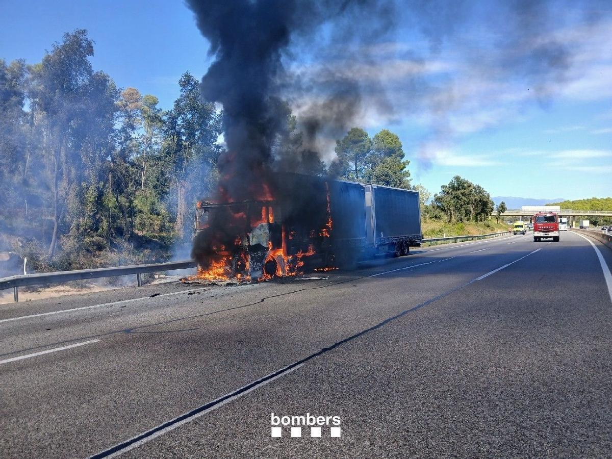 Lincendi del camió de Bàscara que ha fet tallar lAP-7.
