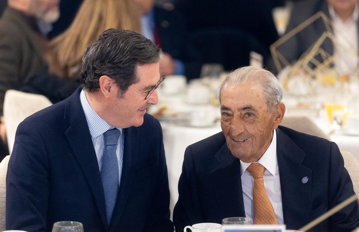 El presidente de Globalia y de Air Europa, Juan José Hidalgo (der.), y el presidente de la CEOE, Antonio Garamendi (izq.).
