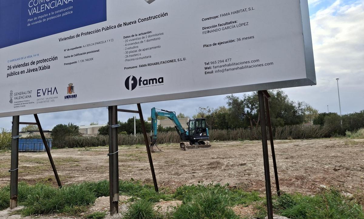 Labores de desbroce en una de las parcelas de las futuras VPP de Xàbia