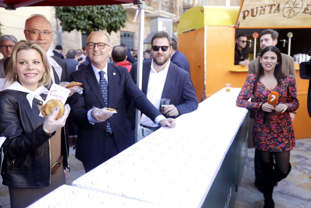 Presentación del cartel del Entierro de la Sardina y posterior reparto de pasteles de carne