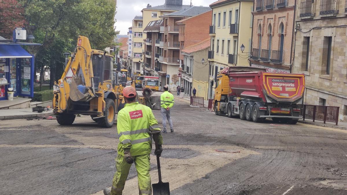 Obras de fresado y pavimentación en la calle Santa Cruz y la plaza del Grano el pasado mes de diciembre.