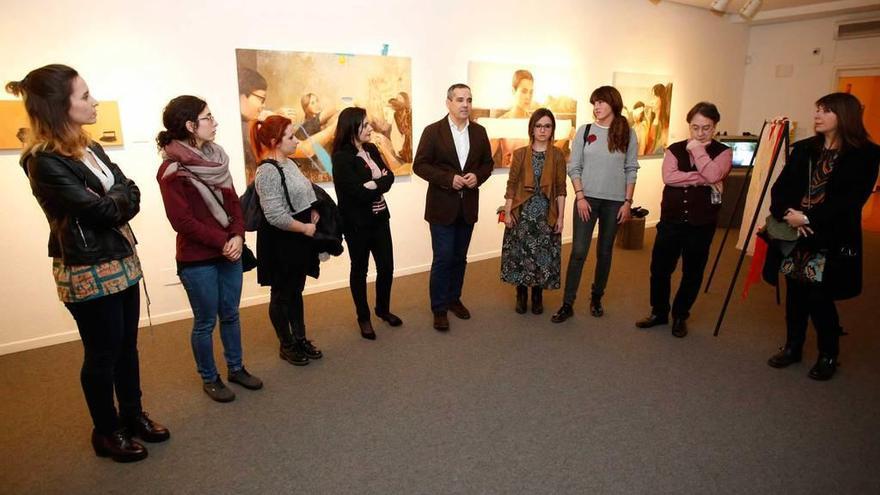 El viceconsejero de Cultura, Vicente Domínguez, en el centro, junto a la concejala Yolanda Alonso, el comisario Luis Feás y seis de las siete artistas seleccionadas en la Muestra de Artes Plásticas, ayer, en la Casa de Cultura.