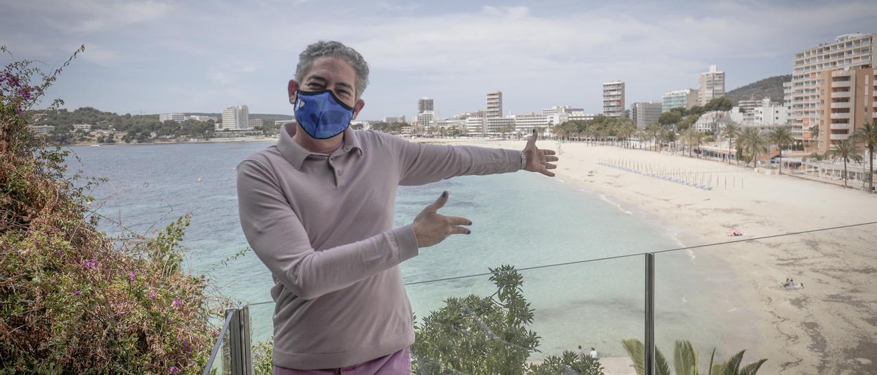 Boris Izaguirre ayer frente  al arenal de Magaluf.