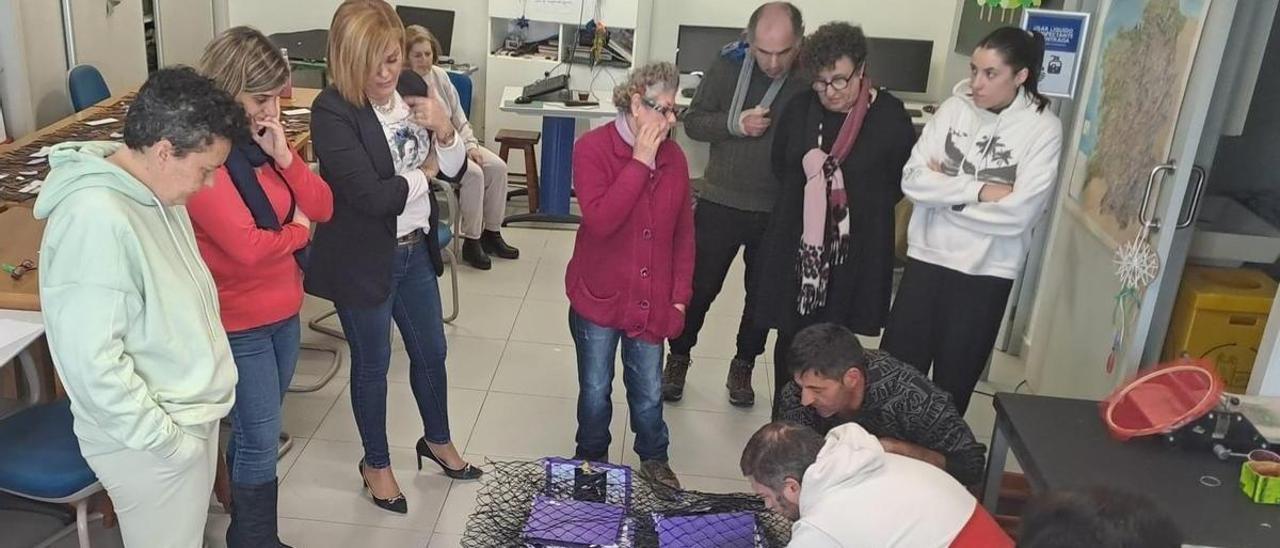 La alcaldesa Digna Rivas y la edil de Igualdade, Iria Vilaboa, en la sede de Lenda durante la confección de las redes que simbolizarán el 8-M en Redondela.