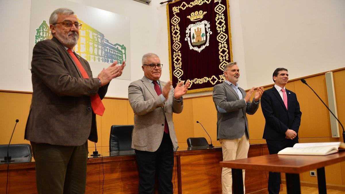 Toma de posesión del nuevo director del centro universitario, que ha planteado implantar cuatro másteres.