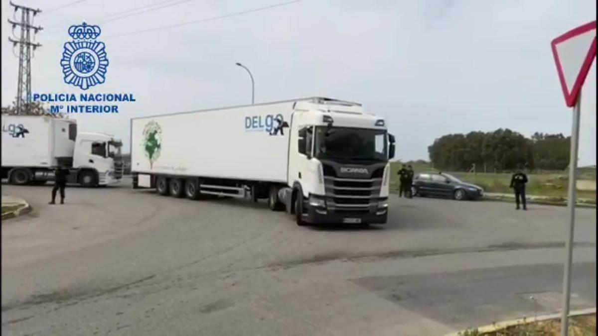 Huelga de transporte: La Policía Nacional escolta la salida de un convoy de camiones desde una plataforma logística en Sevilla