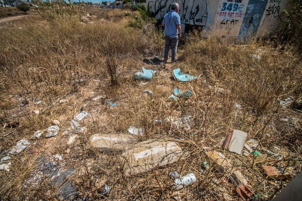 Solares abandonados en Aguas Nuevas de Torrevieja