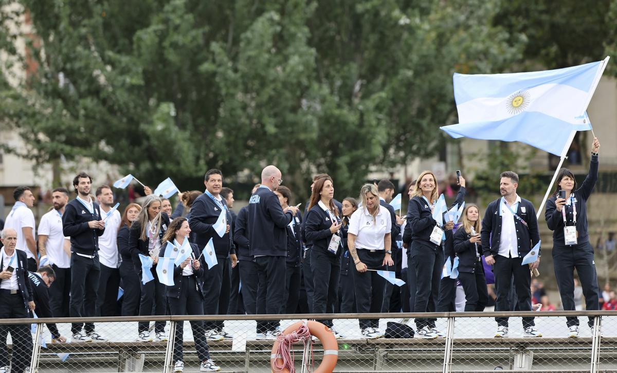 Miembros de la delegación argentina asisten a la ceremonia de apertura de los Juegos Olímpicos 