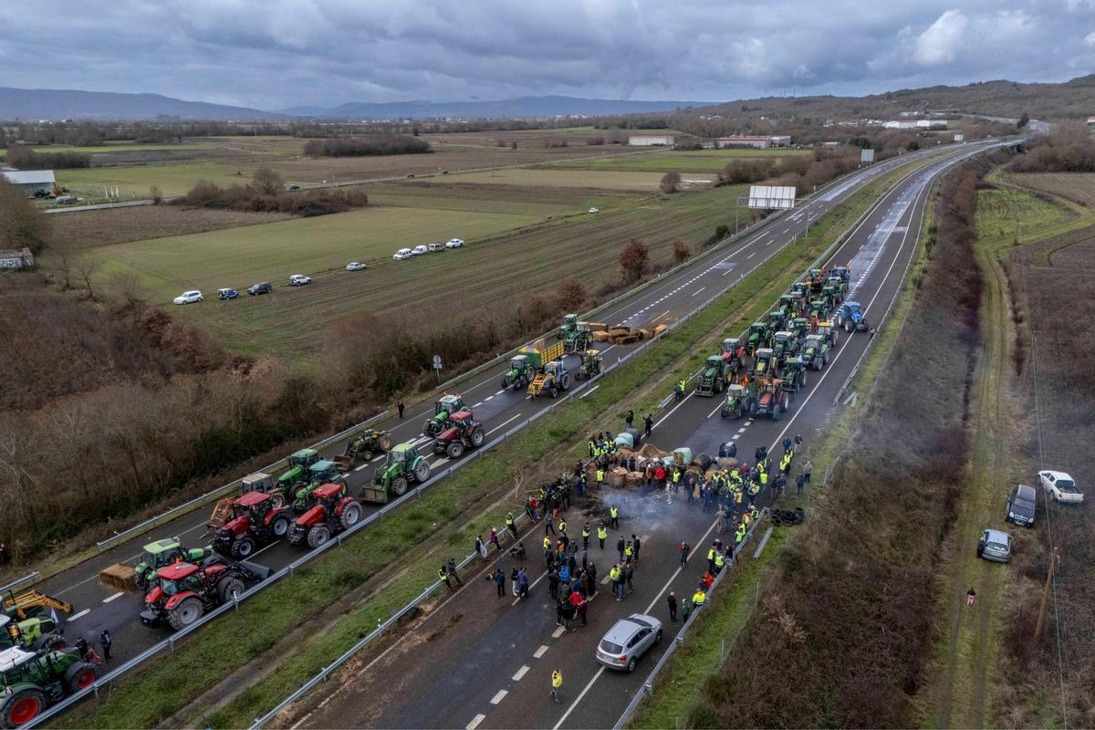 Los agricultores protestan en Ourense por el pacto de Mercosur: quemas y cortes de carretera