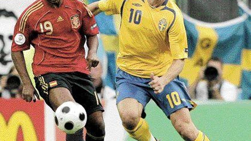 Senna pelea por un balón con Ibrahimovic. / Efe