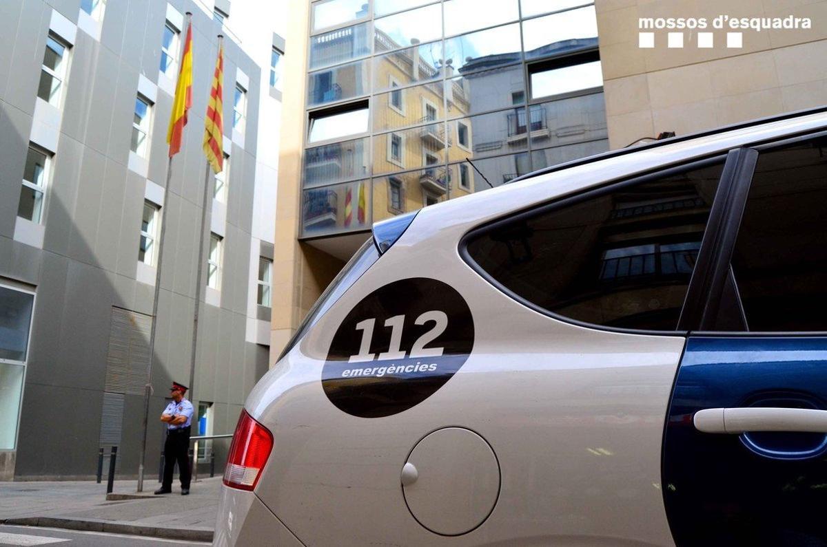 coche-los-mossos-ante-una-comisaria-1498462397250