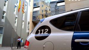 coche-los-mossos-ante-una-comisaria-1498462397250