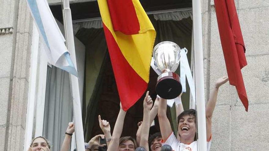 La capitana Marta levanta el trofeo, ayer, en el Concello. // Jesús Regal