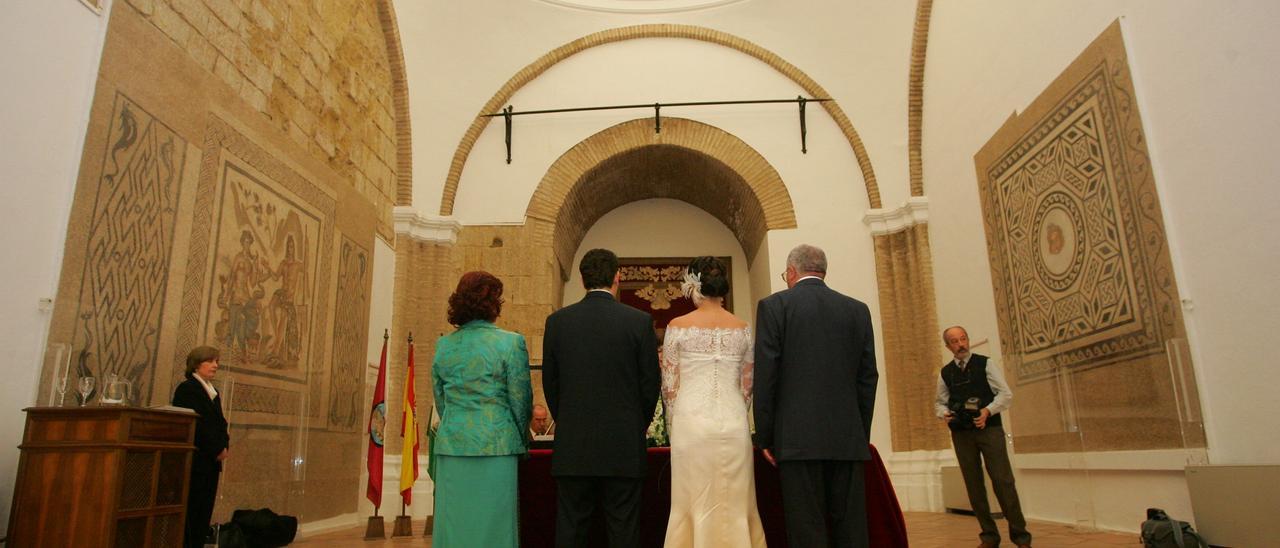 Una pareja contrae matrimonio por lo civil en el Alcázar.
