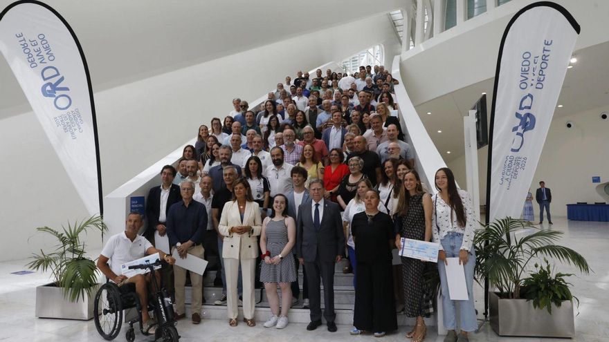 Conchita Méndez y Alfredo  Canteli, en primer término,  con los representantes de los clubes que reciben la subvención.