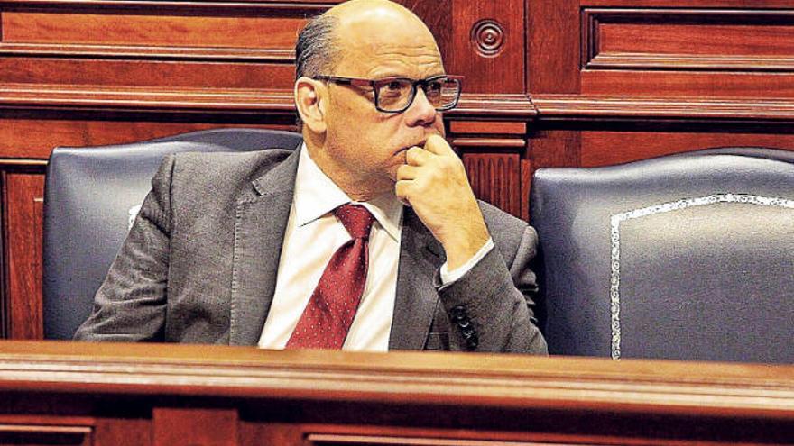 El secretario general de CC, José Miguel Barragán, aún sentado en la bancada azul del Gobierno en el Parlamento.