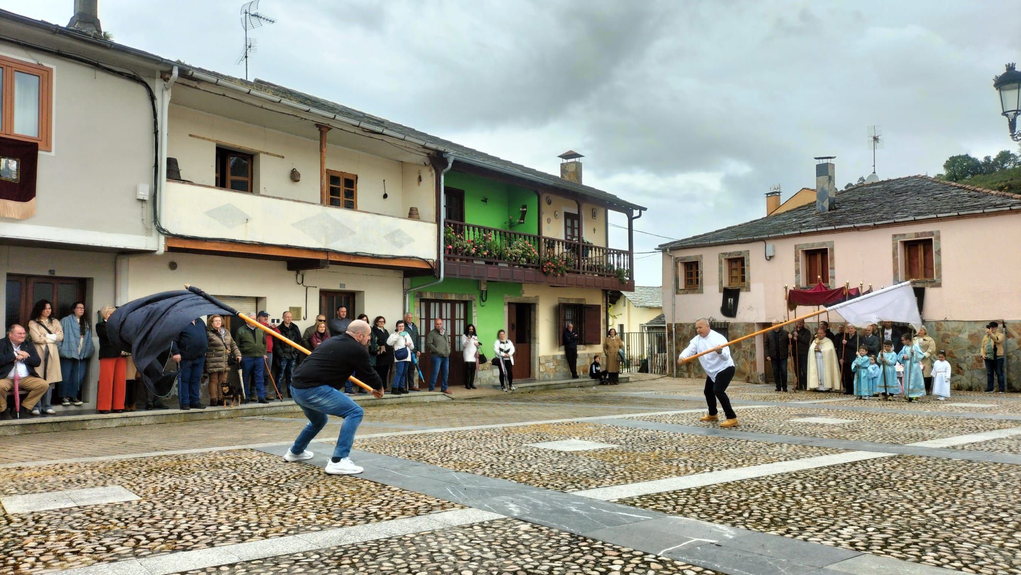 EN IMÁGENES: Piantón, el pueblo que luce su peculiar tradición, un bandeo de pendones