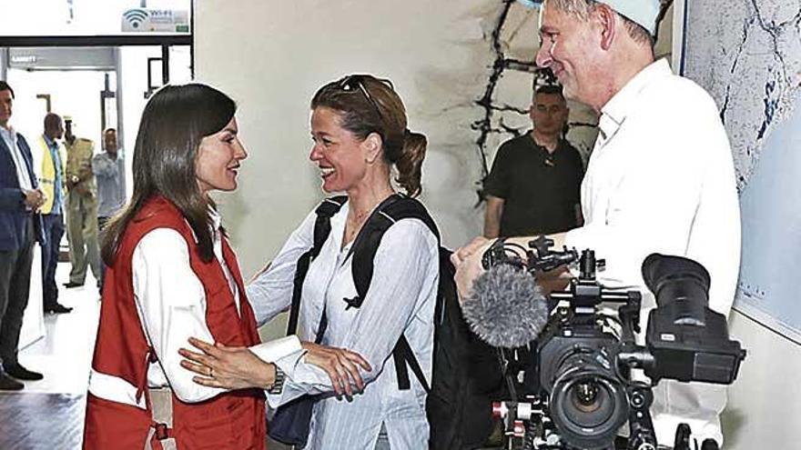 Doña Letizia, junto a la directora del documental Julia Melchior.