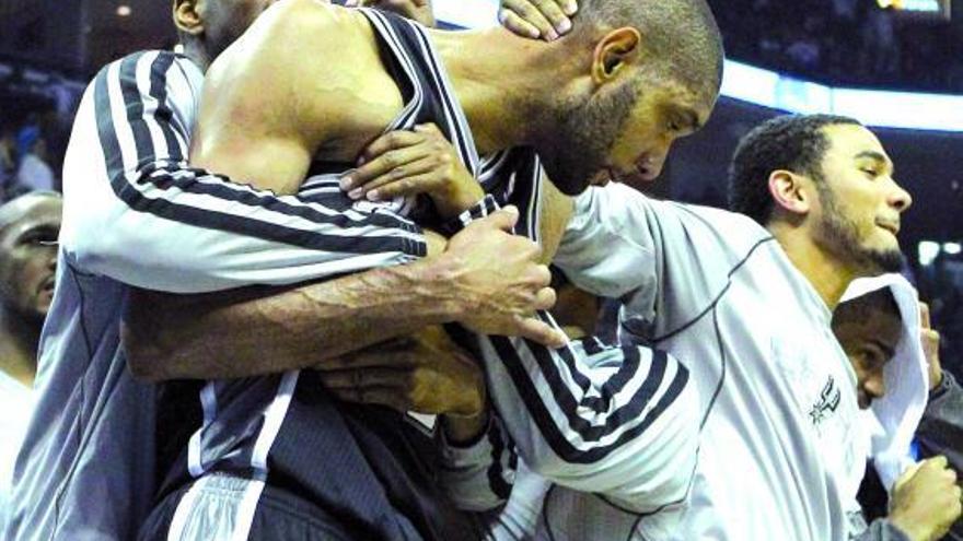 Los jugadores de los Spurs felicitan a Duncan al final del encuentro. // Mike Brown