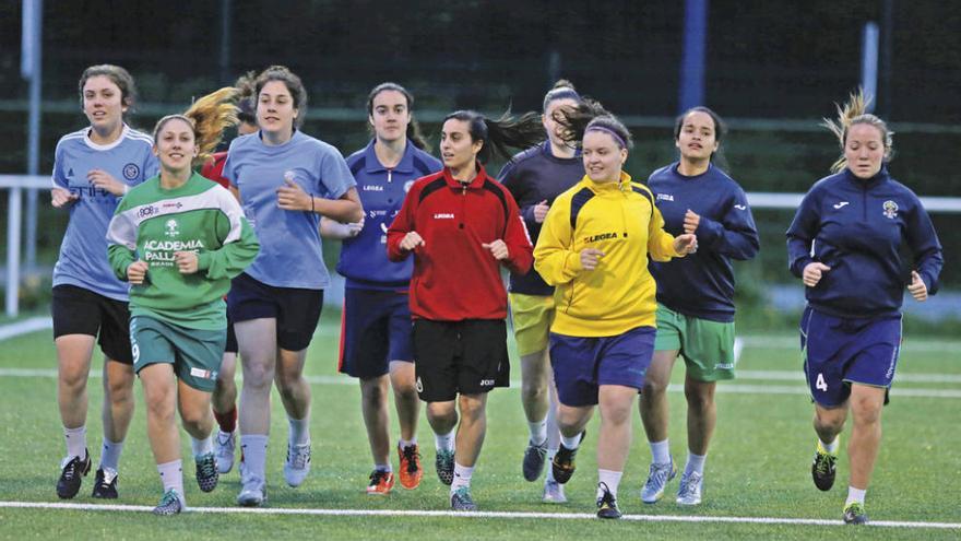 Las jugadoras de El Olivo, durante la sesión de entrenamiento de ayer en el Pahíño de Navia. // Ricardo Grobas