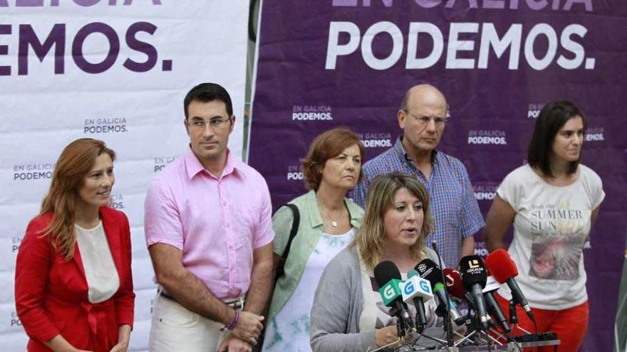 Carmen Santos, en primera línea, en un acto de Podemos en Vigo. // José Lores