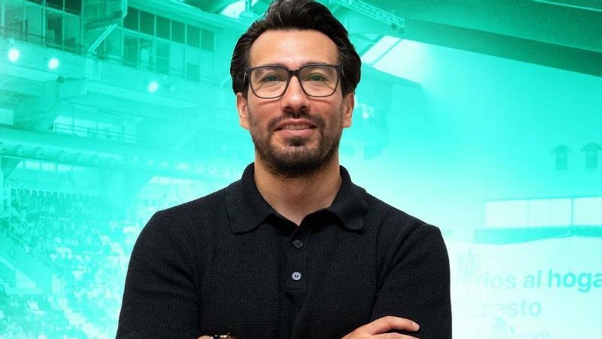 Adrián Villalobos en la imagen de presentación.