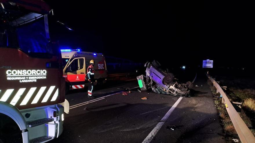 Dos jóvenes residentes en Haría mueren al volcar un coche