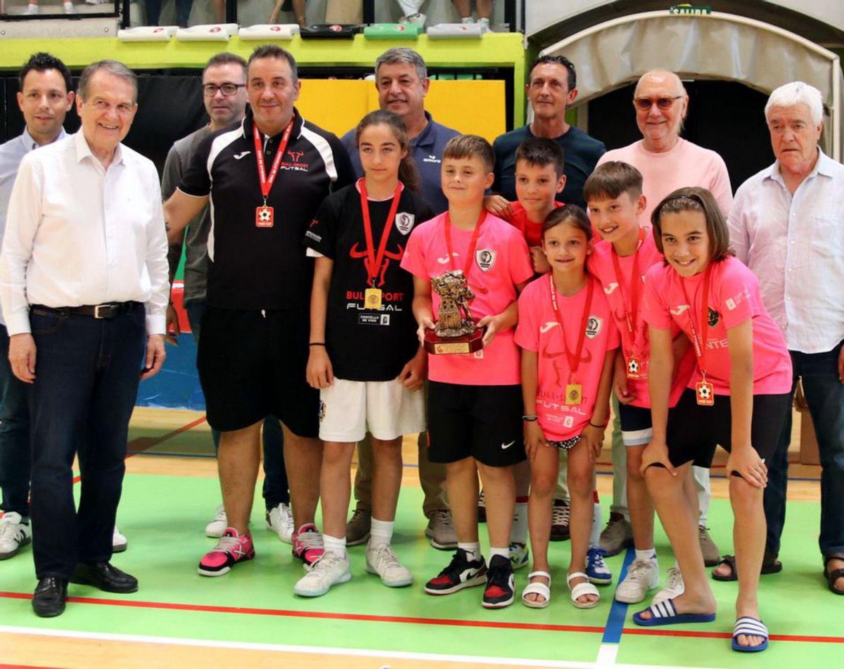 El Cios Vigo sub-12, con su trofeo. | FDV