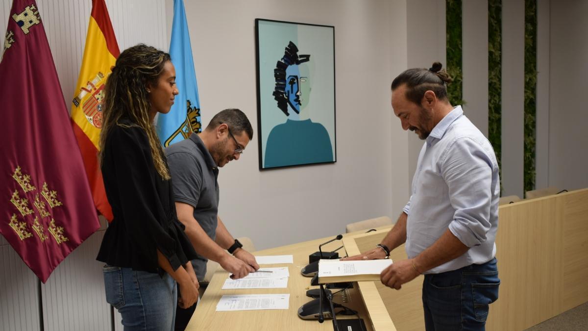 Un empleado municipal toma posesión de su puesto en junio de este año.