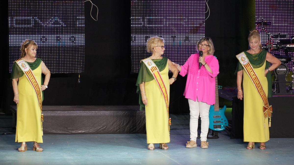 La reina y las damas con la alcaldesa, Loreto Serrano.