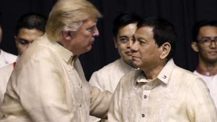 Trump saluda el president filipí, Rodrigo Duterte