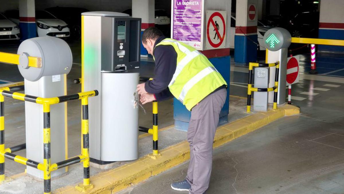 Un operario de un parking gestionado por la Fundación Dfa. | EL PERIÓDICO