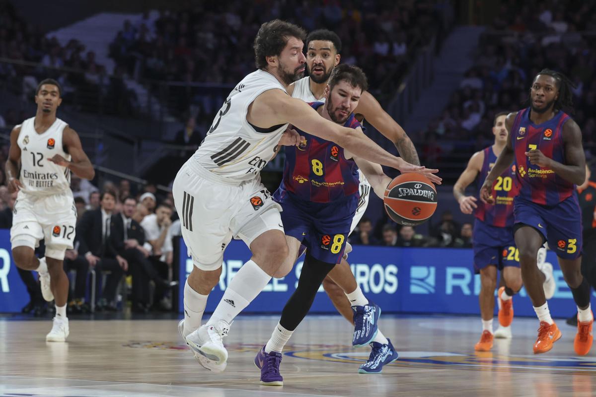Sergio Llull frena a Darío Brizuela durante el clásico de la Euroliga disputado en Madrid.