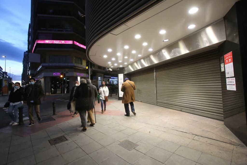 Primer día del adelanto del cierre del comercio a las 18.00 horas por las restricciones