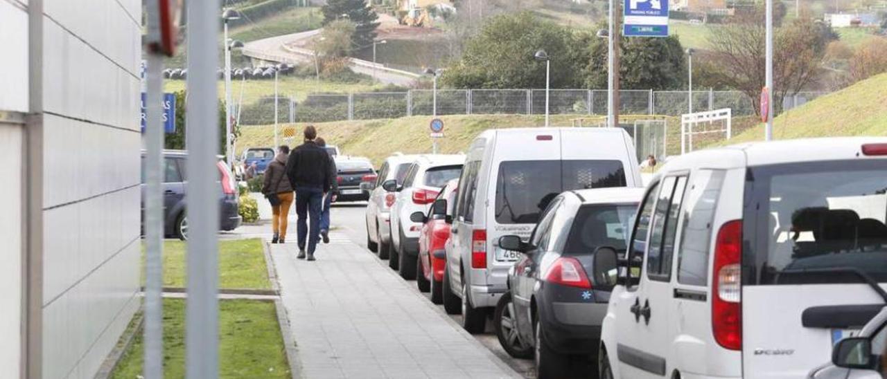 hasta la puerta. El colapso que sufre estos días el Hospital San Agustín afecta también al estacionamiento, con apenas plazas libres, por lo que hay coches aparcados en cualquier rincón del complejo sanitario.