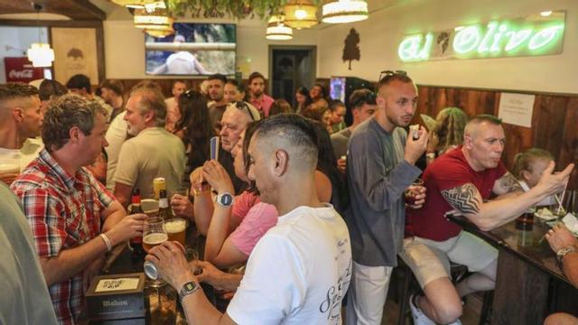 Clientes en el bar. | |  PABLO SOLARES