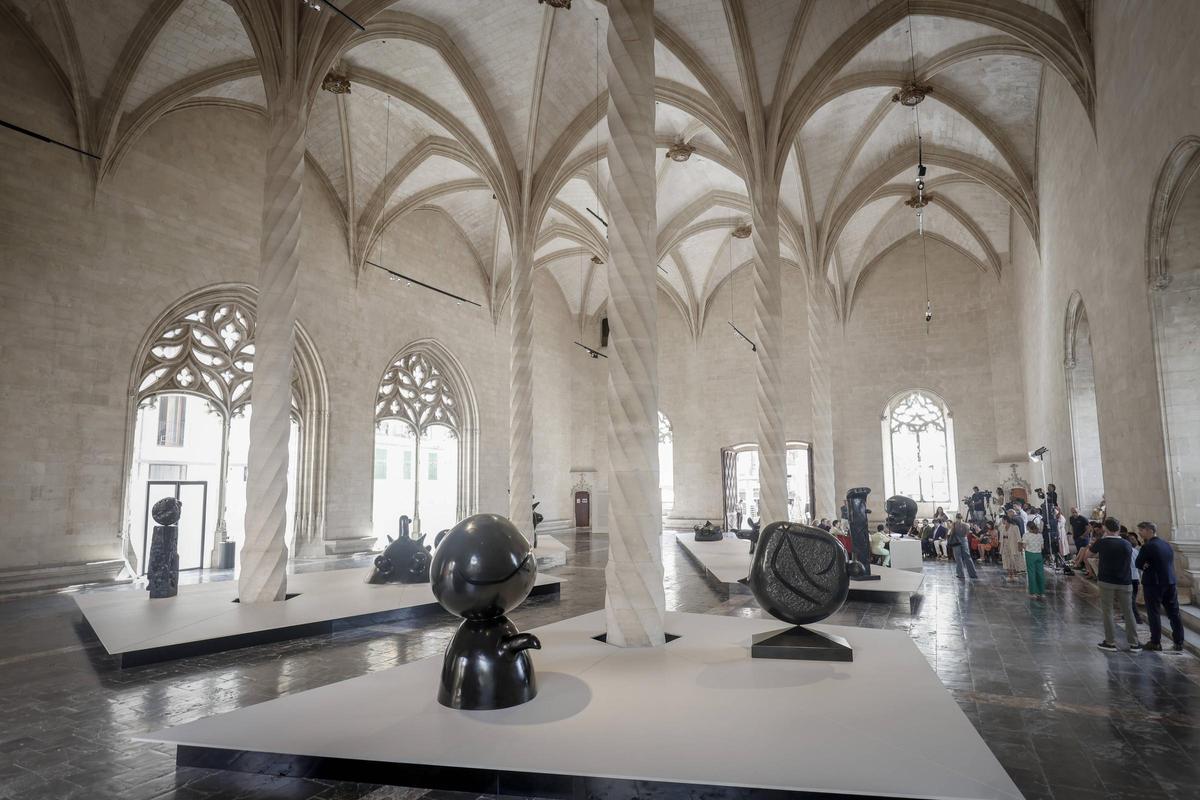 Imagen del interior de la Lonja con una de las exposiciones de 'Paysage Miró'.