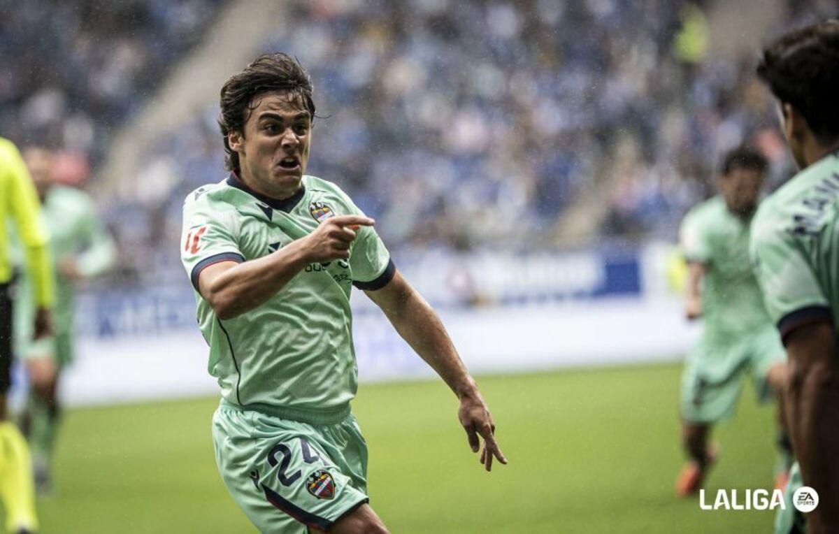 Carlos Álvarez celebrando su gol ante el Real Oviedo