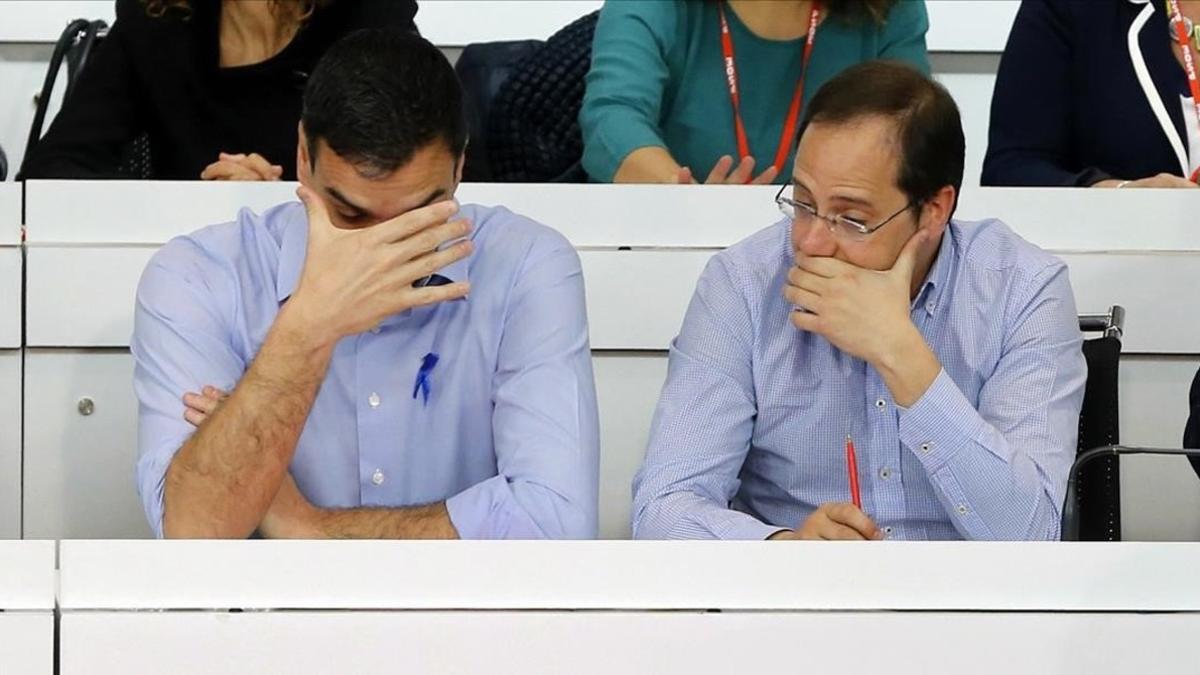 Sánhez y Luena durante el comité federal del PSOE, el pasado abril, en Madrid.