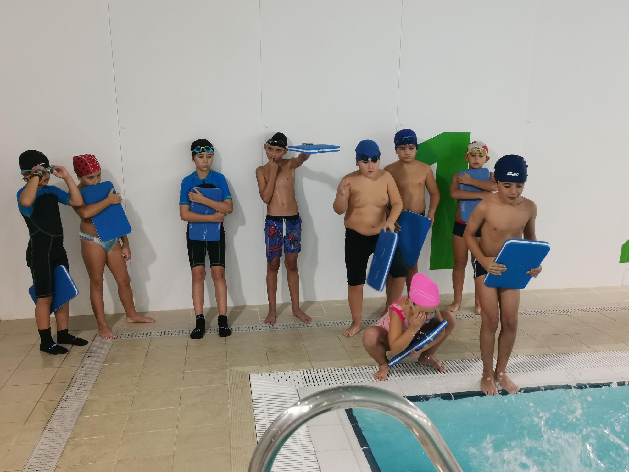 Inicio de los cursos de natación en la piscina de As Lagoas, en Bueu